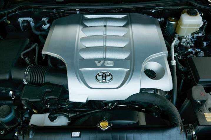 2016 Toyota Land Cruiser Engine View