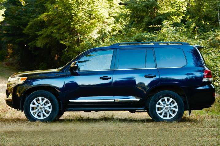 2016 Toyota Land Cruiser Side View