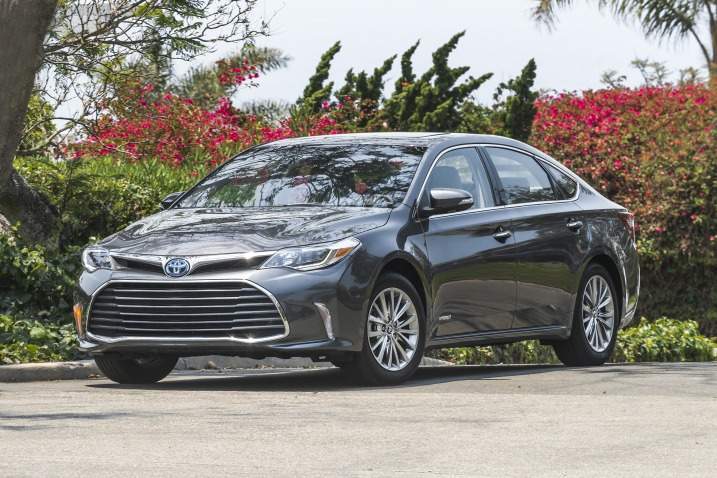 2017 Toyota Avalon Hybrid Front View