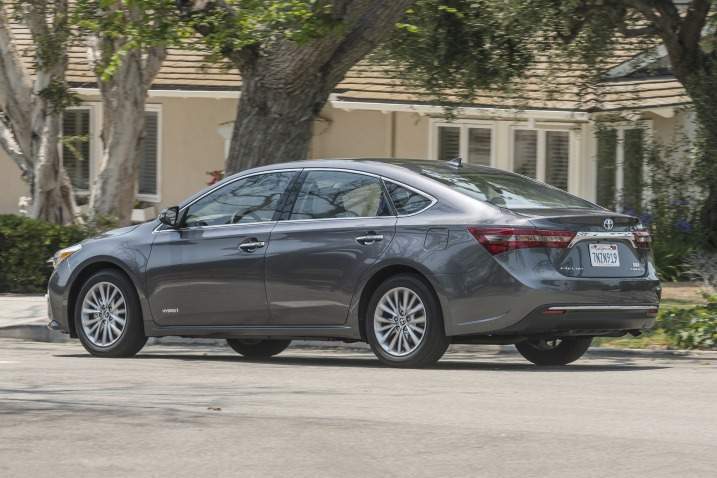 2017 Toyota Avalon Hybrid Side View