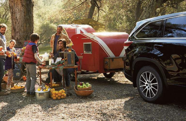 A photo of a small trailer connected to a 2018 Toyota Highlander
