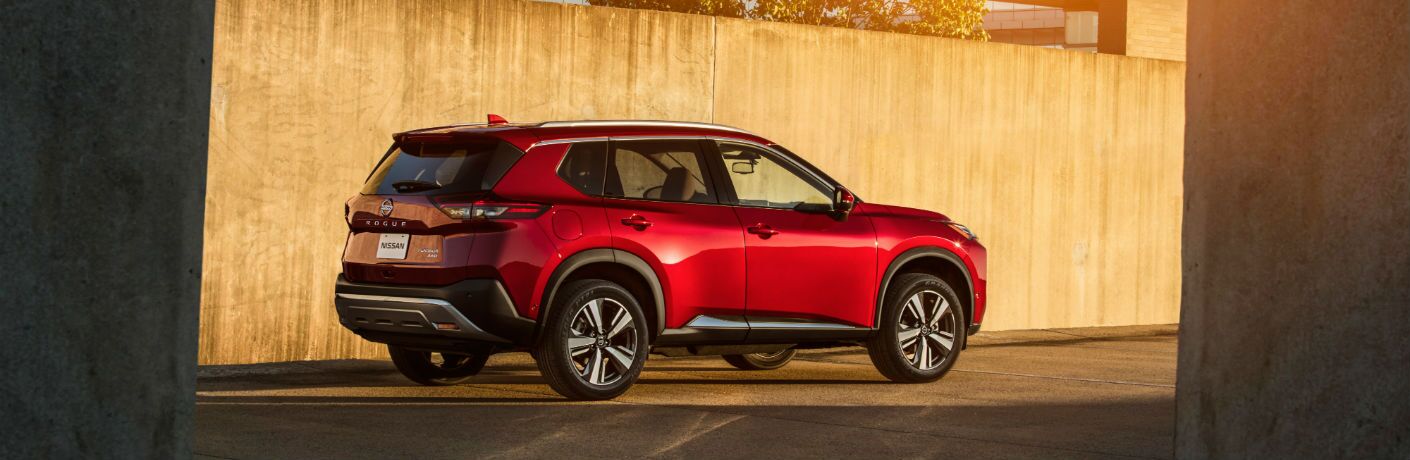A right profile photo of the 2021 Nissan Rogue.