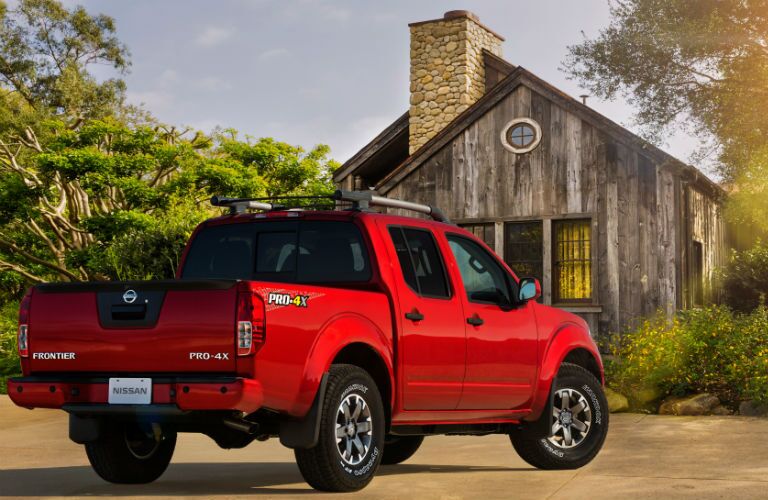 A rear right quarter photo of the 2020 Nissan Frontier.