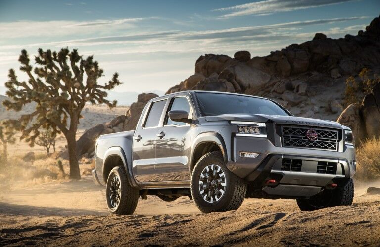 A front-right quarter photo of the 2022 Nissan Frontier.