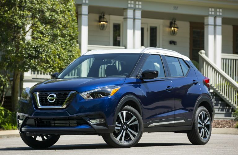 A front left quarter photo of the 2018 Nissan Kicks in front of a house.