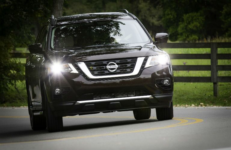 A head-on photo of the 2019 Nissan Pathfinder coming around a turn.