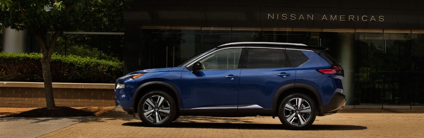 A left profile photo of the 2021 Nissan Rogue.