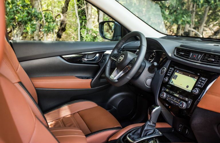 An interior photo of the driver's cockpit in the 2018 Rogue.