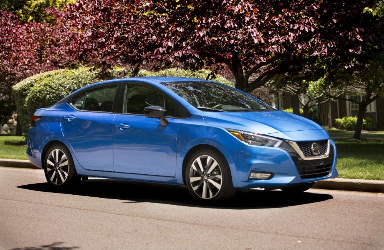A right profile photo of the 2021 Nissan Versa.