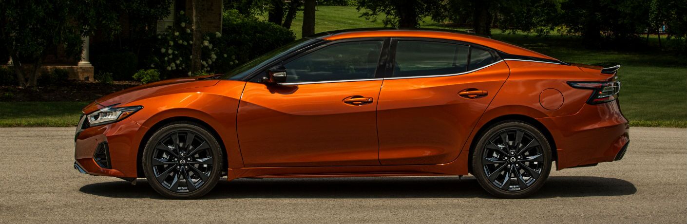 A left profile photo of the 2020 Nissan Maxima.