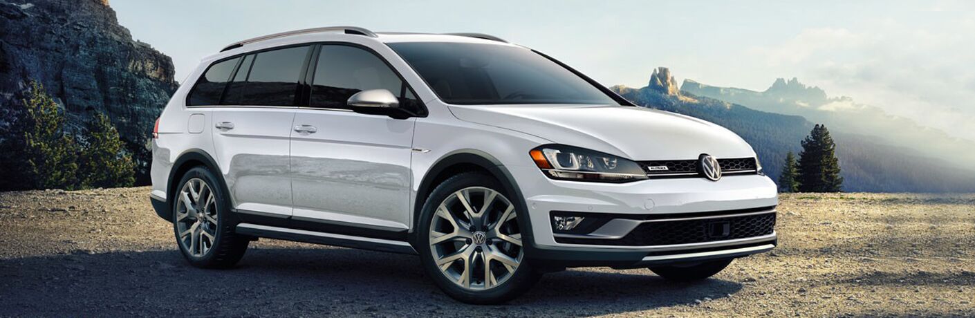 2018 Volkswagen Golf Alltrack in white
