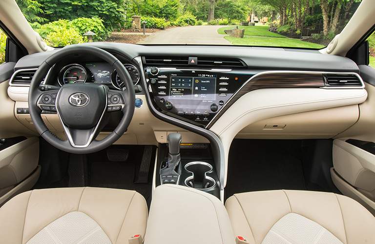 Beige front seats of the 2018 Toyota Camry Hybrid