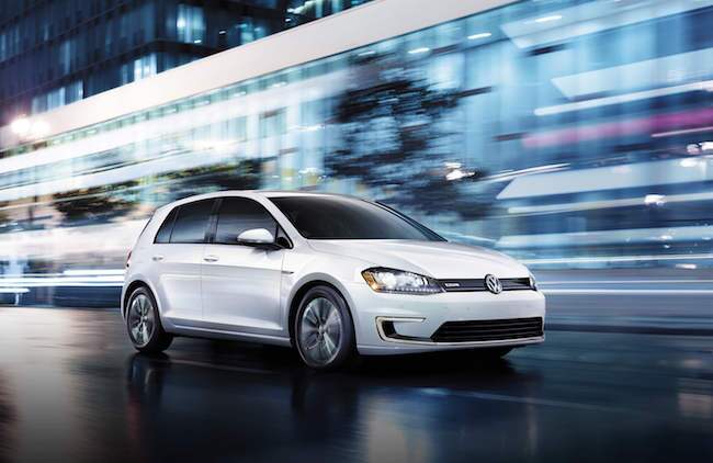 2016 VW e-Golf Driving in the City
