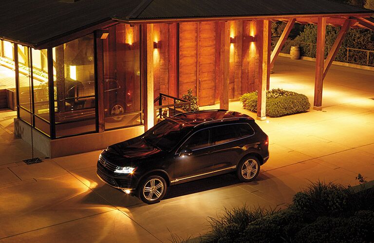 2016 vw touareg at night with bi-xenon headlights