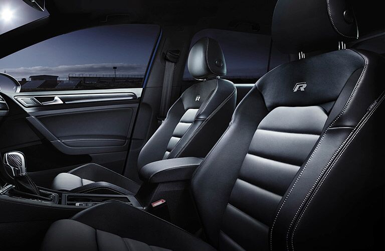 does the 2016 golf r have leather seats