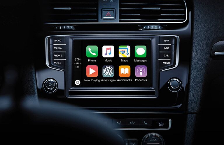 Does the 2016 VW Golf R have apple carplay