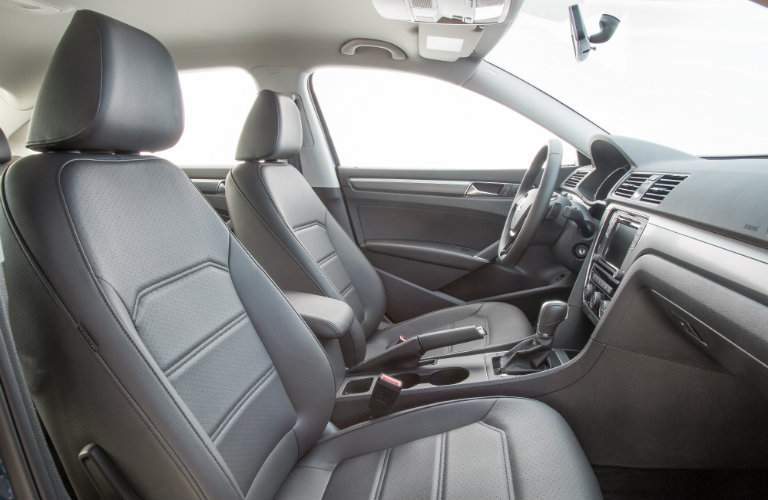 Front seats 2018 Volkswagen Passat R-Line