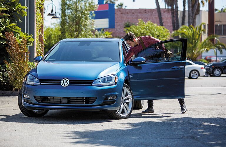 how are the 2017 vw golf and 2017 toyota corolla iM different