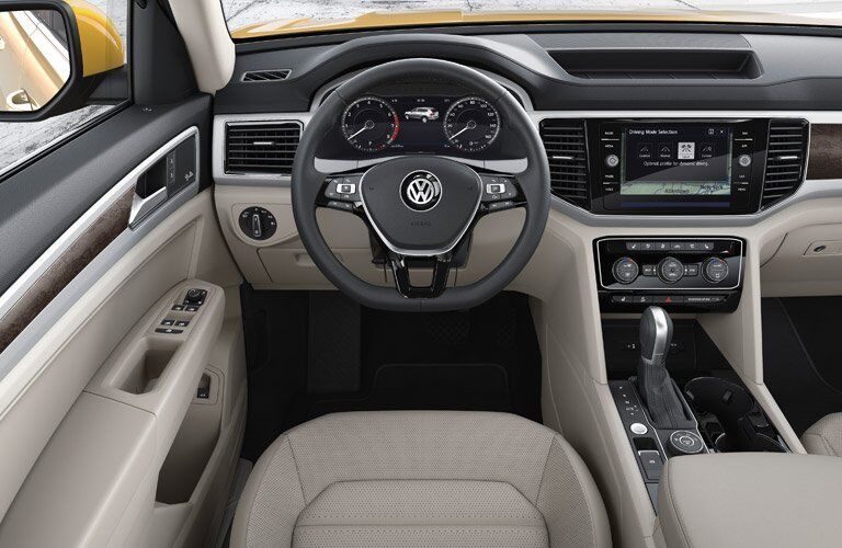 2018 Volkswagen Atlas steering wheel and dash