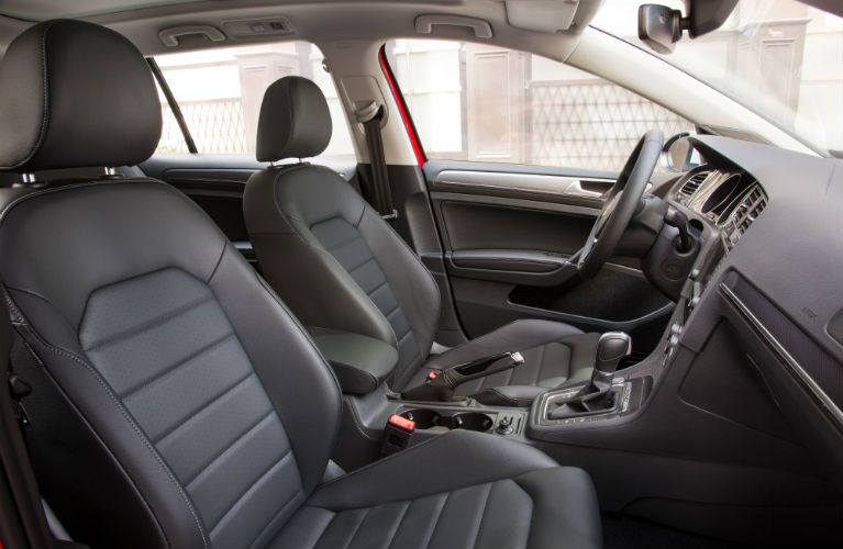 2017 Volkswagen Golf R vs 2017 Volkswagen Golf Alltrack First Row Seating Space