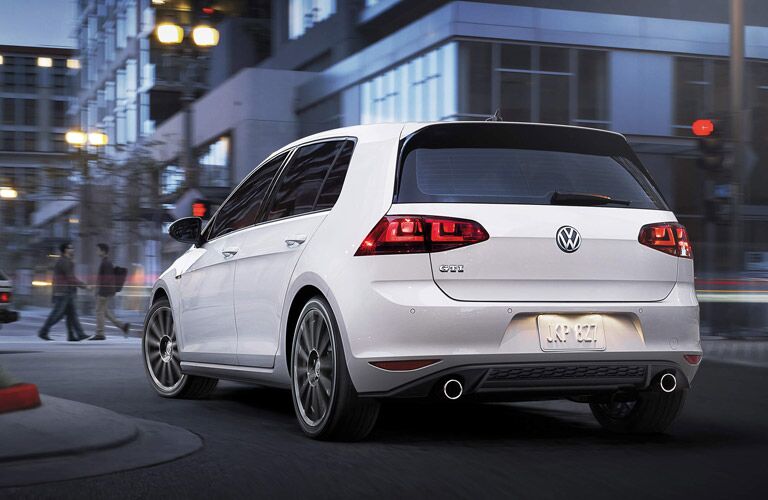 In the 2015 Volkswagen Golf GTI vs 2015 Volkswagen Golf R comparison, the GTI may have been the first hot hatch, but things are heating up.