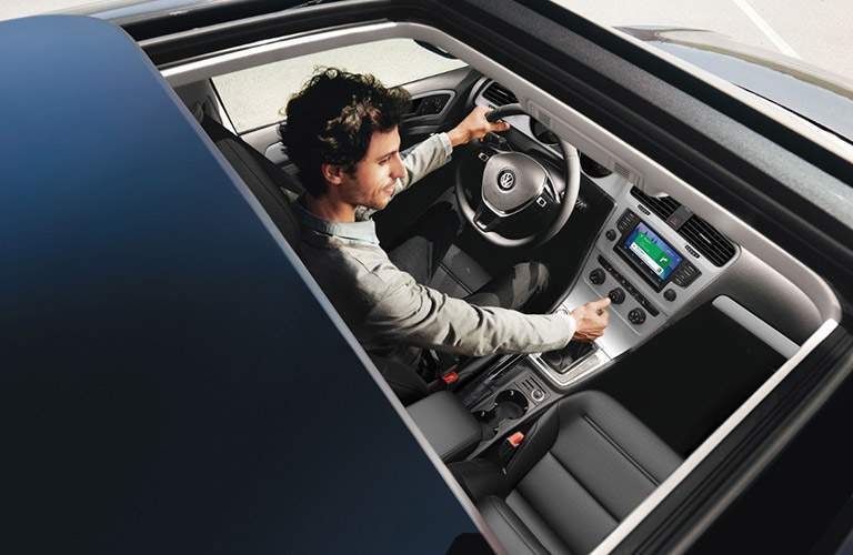 Looking from the outside into the 2017 Volkswagen Golfs moonroof