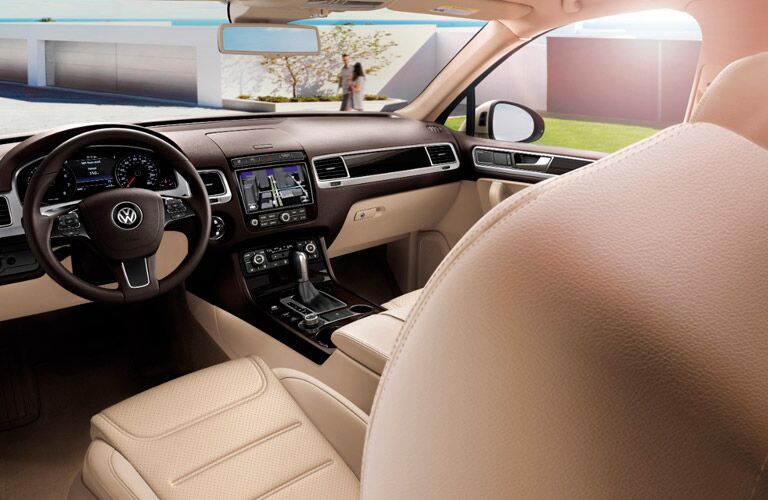 2017 Volkswagen Touareg dash and steering wheel