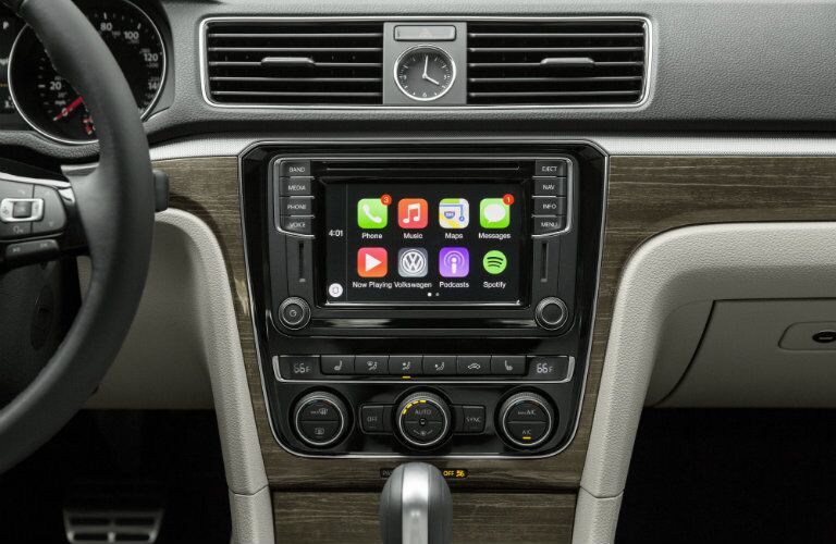 2016 Volkswagen Passat Apple CarPlay
