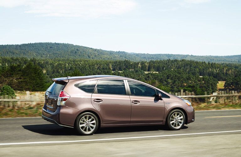 2016 Toyota Prius v vs 2016 Nissan Leaf Performance