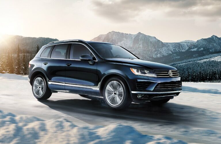 2017 Volkswagen Touareg driving through the snow