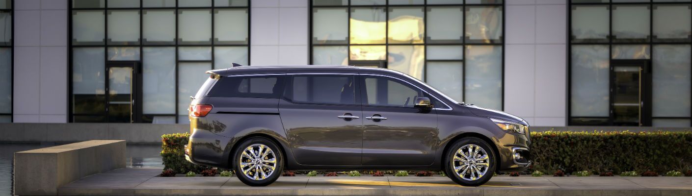 2018 kia sedona profile shot in front of nice home