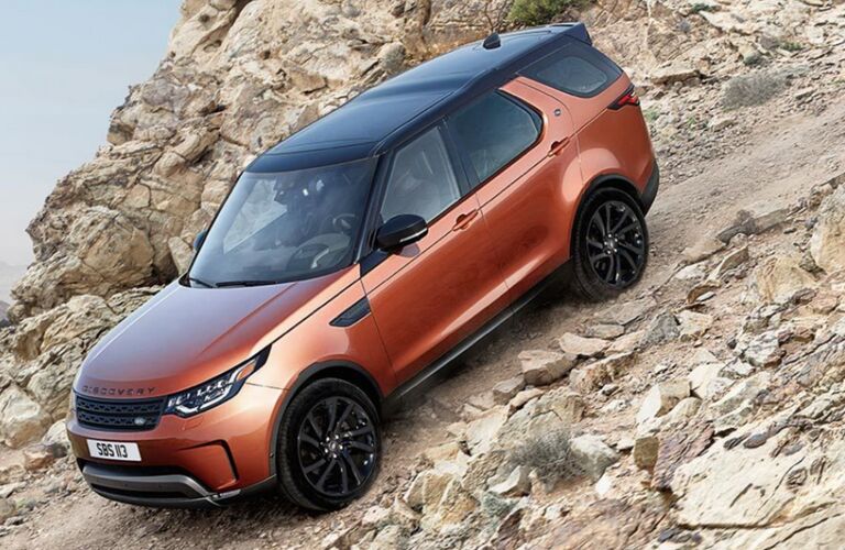 2018 land rover discovery off-road driving