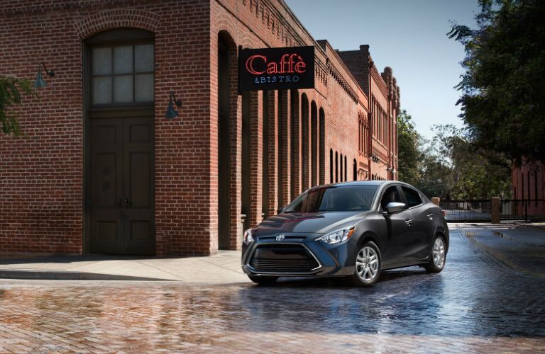 Yaris iA outside a cafe