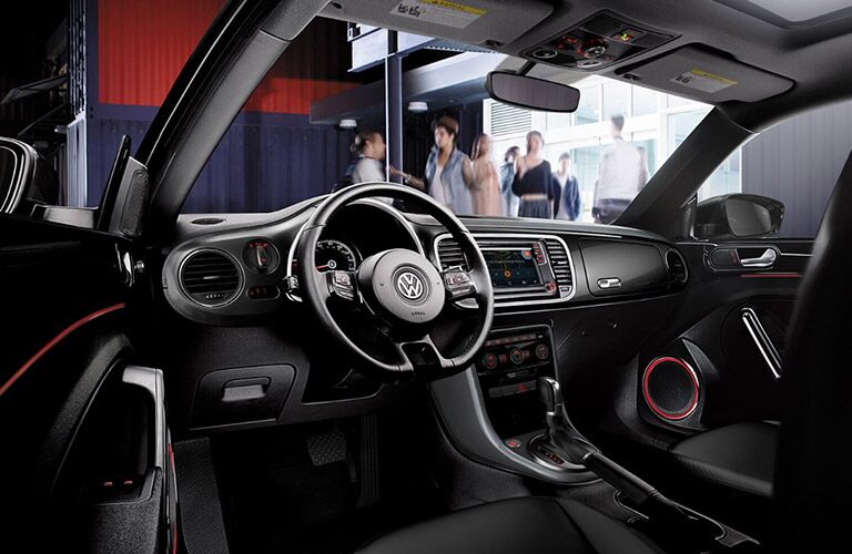 steering wheel and dashboard view in 2018 Volkswagen Beetle
