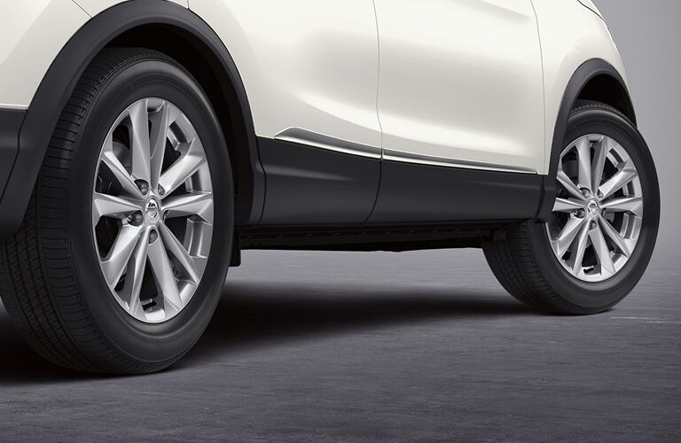 wheels and ground clearance of white 2018 nissan rogue sport