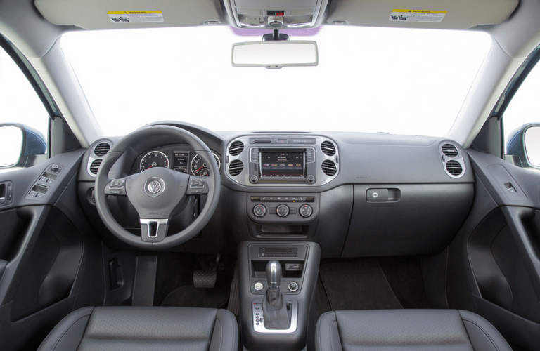 2017_Tiguan_interior_front_cabin_o