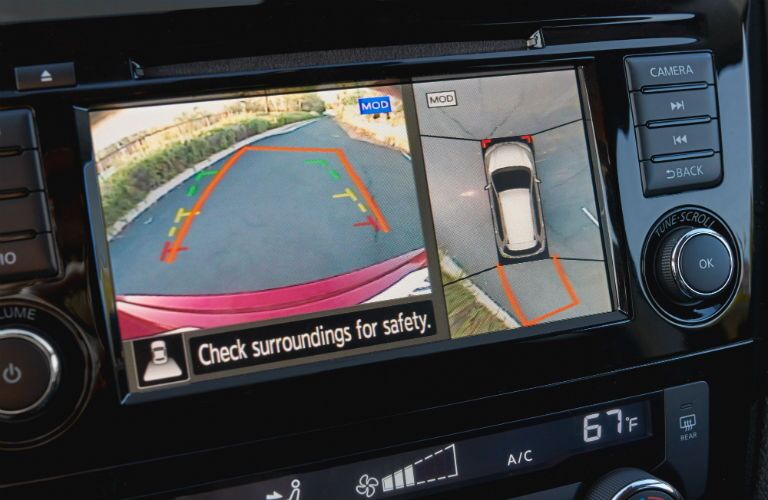 A photo of the rear camera and its guidelines in the 2020 Rogue.