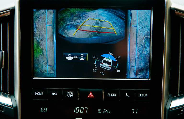 2017 Toyota Land Cruiser infotainment system