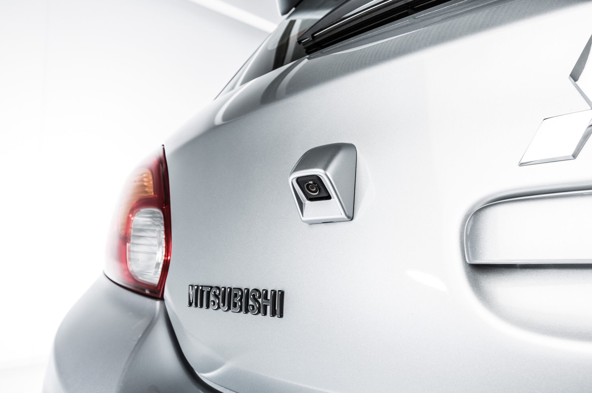 https://cdn-ds.com/media/websites/2676/content/2017Mirage/2015-Mitsubishi-rear-camera