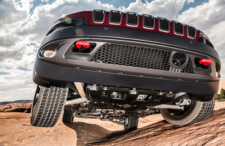2016 Jeep Cherokee driving off the road on rocks