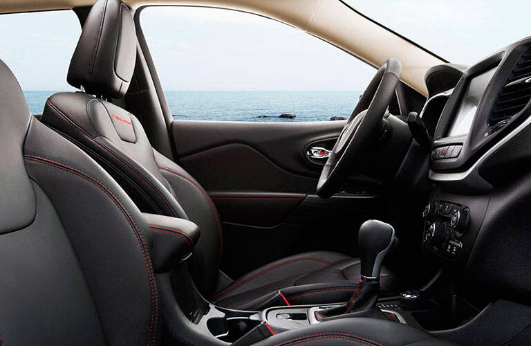 driver's seat and steering wheel in the 2016 Jeep Cherokee