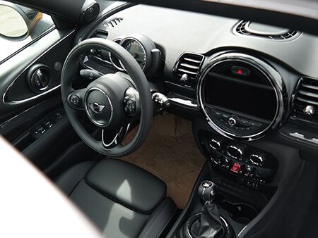 2016MiniClubman/2016_Mini_Clubman_interior_sunroof_birds_eye_view