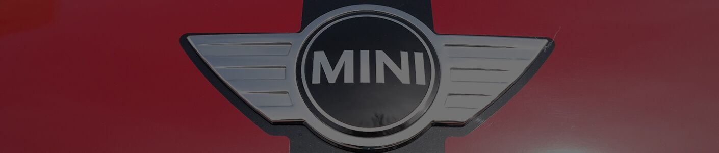 2016_Mini_Clubman_decal_red_hood_trim