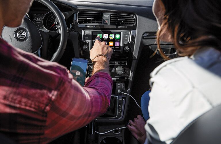 Does the 2017 VW Golf have Apple CarPlay?