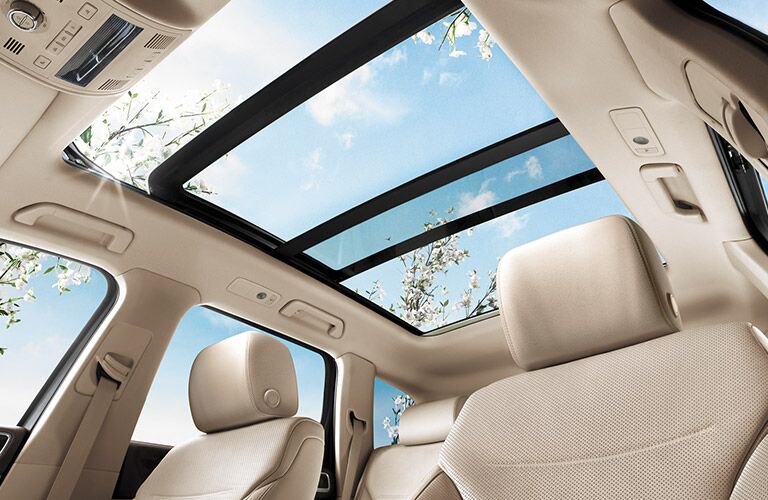 Does the 2017 VW Touareg have a sunroof?