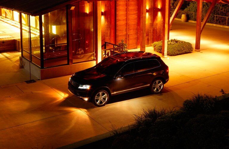 2017 Volkswagen Touareg at night