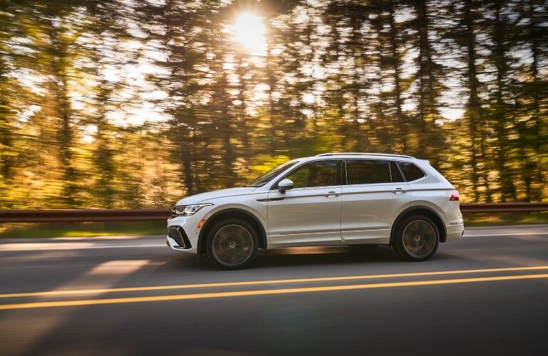 A left profile photo of the 2022 Volkswagen Tiguan.