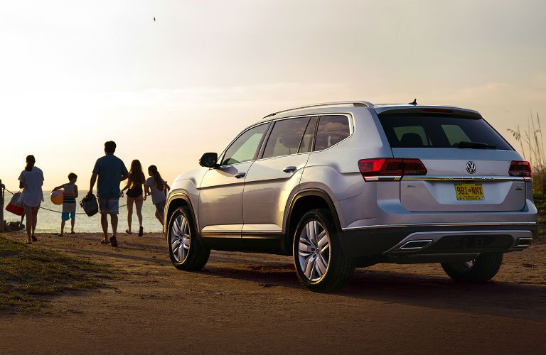 A photo of the 2019 VW Atlas with a family getting out of it.