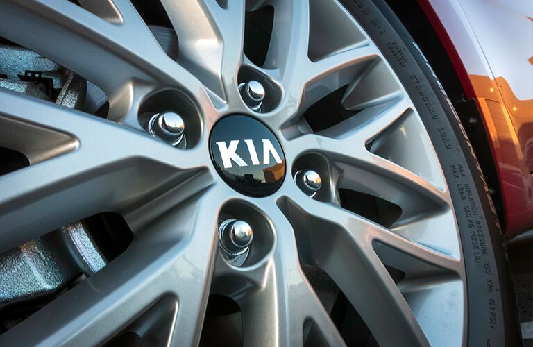 kia rio wheel and hubcap