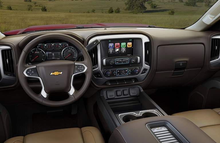 Center dashboard and instrument cluster of 2018 Chevrolet Silverado 1500
